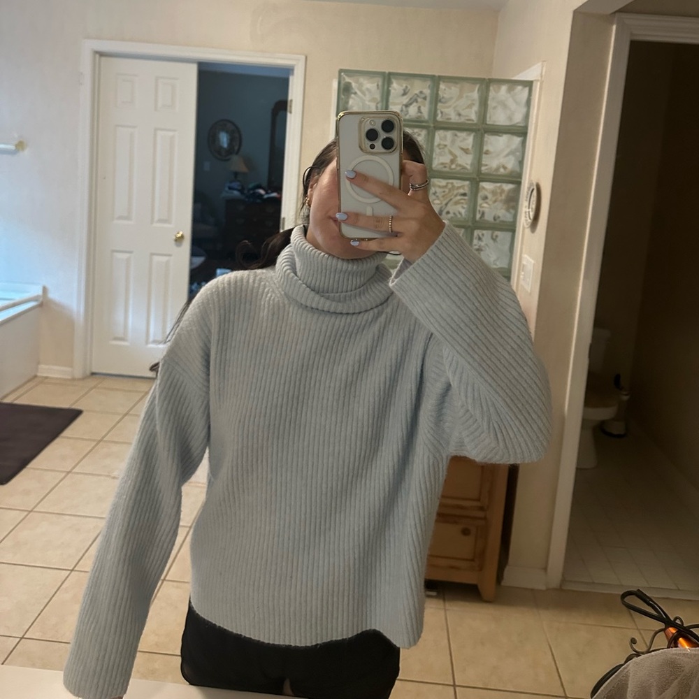 H&M Light Gray Turtleneck Sweater